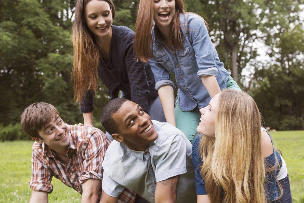 Adolescentes resolviendo una misión en una dinámica de grupo.